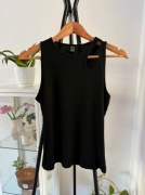 Top w prążki z wycięciem na ramieniu wiskoza