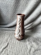 PRL gliniany brązowy stary wazon w kwiaty zdobiony