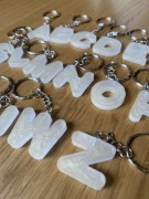 Breloczki literki żywica