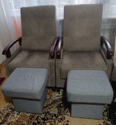 Dwa fotele plus dwie pufy