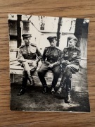 Stare zdjęcie oficerów z odznaczeniami na ławce w KZ  (2180)  