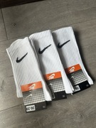 białe skarpetki nike
