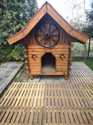 Buda dla psa pokryta dachówką