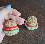 Szydełkowy breloczek hamburger