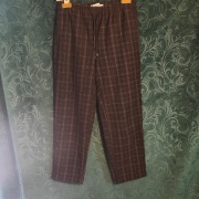 Ciemnobrązowe spodnie w kratę 