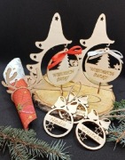 Drewniane choinki, bombki z imieniem i serwetniki.