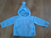 Sweterek chłopięcy zapinany na zamek z tyłu z kapturem 68