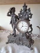 Zegar kominkowy z cyny z postacią chłopca