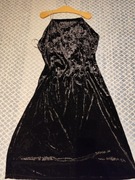 Długa, prosta, welurowa, czarna sukienka na cienkich ramiączkach że strassu