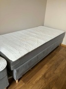 Dwa jednoosobowe łóżka kontynentalne marki Ikea Lyngor