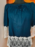 Granatowa bluzka hiszpanka z białą koronką bawełna