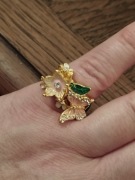 Ciekawy florystyczny pierścionek otwierany 