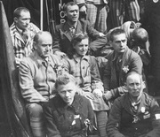 II wojna światowa: ofiary Auschwitz Buchenwaldu Dachau demonstracja 1945