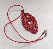 Naszyjnik-wisior sutasz w kolorze ciemno różowym