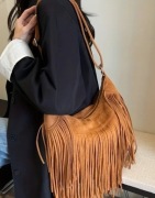 Torebka zamszowa z frędzlami boho regulowany pasek