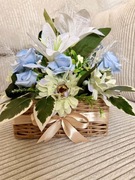 Stroik na grób w koszyczku – białe lilie i błękitne róże!