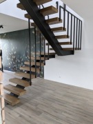 Schody na konstrukcji metalowej