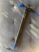 Czekan BLUE ICE wraz z niebieskimi osłonkami 