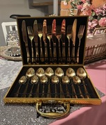 Zestaw 24 złotych sztućców w walizce