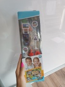 Zestaw motoryzacyjny mata znaki drogowe oraz samochód 