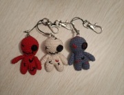 Laleczka voodoo wykonana na szydełku.