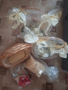 Wiklinowe kosze prezentowe sianko kokardki  Cena za komplet 