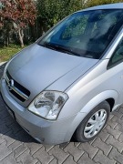 Opel Meriva rok 2004 kolor srebrny metalic.