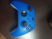 Niebieski kontroler do konsoli Xbox 