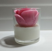 ŚWIECZKA OZDOBNA RÓŻA 110 GR W SZKLE OTWARTYM - RÓŻOWA