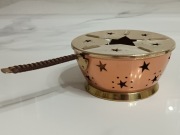 Świecznik, podgrzewacz z uchwytem, miedź i mosiądz, gwiazdy.