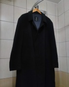 Klasyczny XXL płaszcz męski marki Bugatti w kolorze głębokiej czerni. Wyko