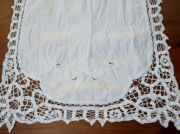Ręcznie haftowany bieżnik z koronką 80x35