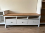 Biała szafka RTV z drewnianym blatem i 3 szufladami