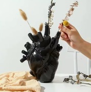 Wazon w Kształcie Serca – Spersonalizowana Rzeźba i Dekoracyjna Sadzarka