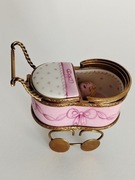 Limoges – wózek dziecięcy z porcelany, ręcznie malowany