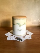 Porcelanowy pojemnik na kawę, drewniana pokrywka.