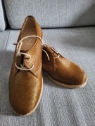 rude, sznurowane  botki