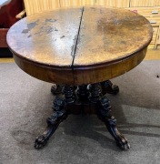 Antyczny stół typu bocian owalny z rzeźbionymi nogami