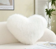 Słodka biała poduszka w kształcie serca