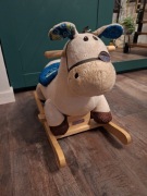 Pluszowy koń na biegunach B.Toys