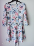 Biała sukienka w kwiaty Troll