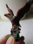 Figurka ptaka drapieżnego z okresu PRL