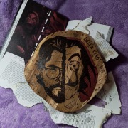 Deska ozdobna z motywem z Domu z Papieru ręcznie wypalana prezent handmade 