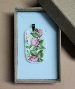 Wisiorek z porcelany - upcycling, rękodzieło na prezent, unikat 1 szt.