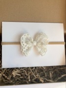 Opaska bezuciskowa kokardka koronkowa ecru kremowa sesja chrzest roczek