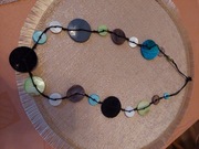 Kolorowe korale z masy perłowej.