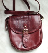 Torebka damska z prawdziwe skóry na pasku . 