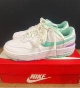 Damski Nike . Nowe , oryginalne , bez metki cenowej 