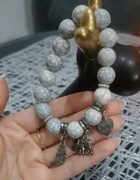 Bransoletka koraliki biało-szare z ozdobami w kolorze srebrnym 