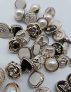 Miks guzików przypinek na sweter bluzke plecak 65 szt 